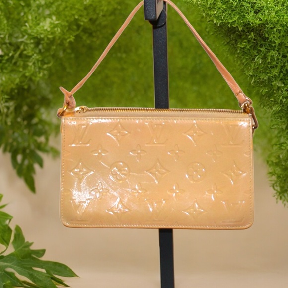 LOUIS VUITTON
Noisette Monogram Vernis Lexington Pochette Bag - Picture 9 of 10